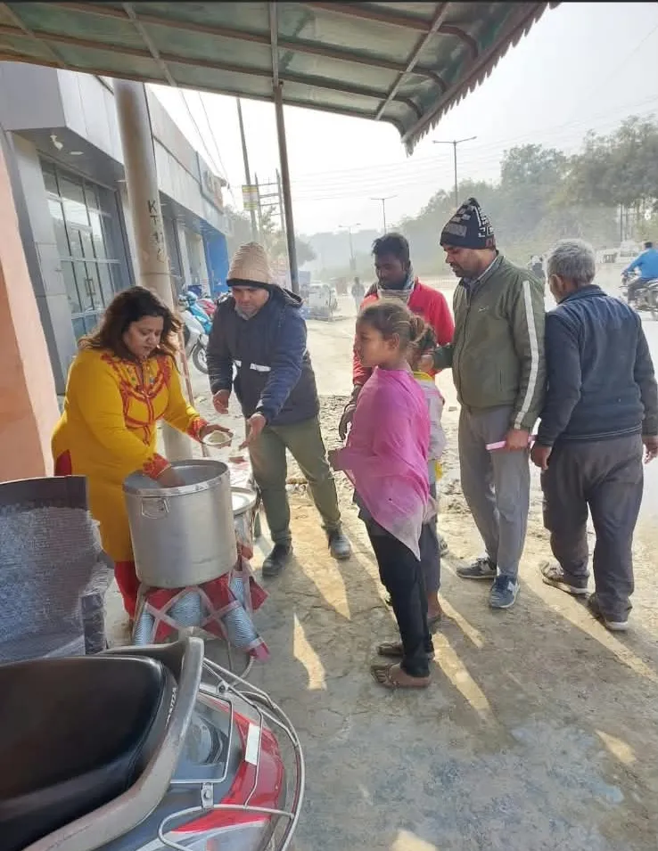 Serving hot food by the roadside in winter